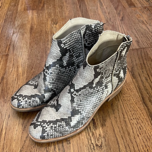 Dolce Vita Tavin Snakeskin Booties, 7.5 - Picture 7 of 7